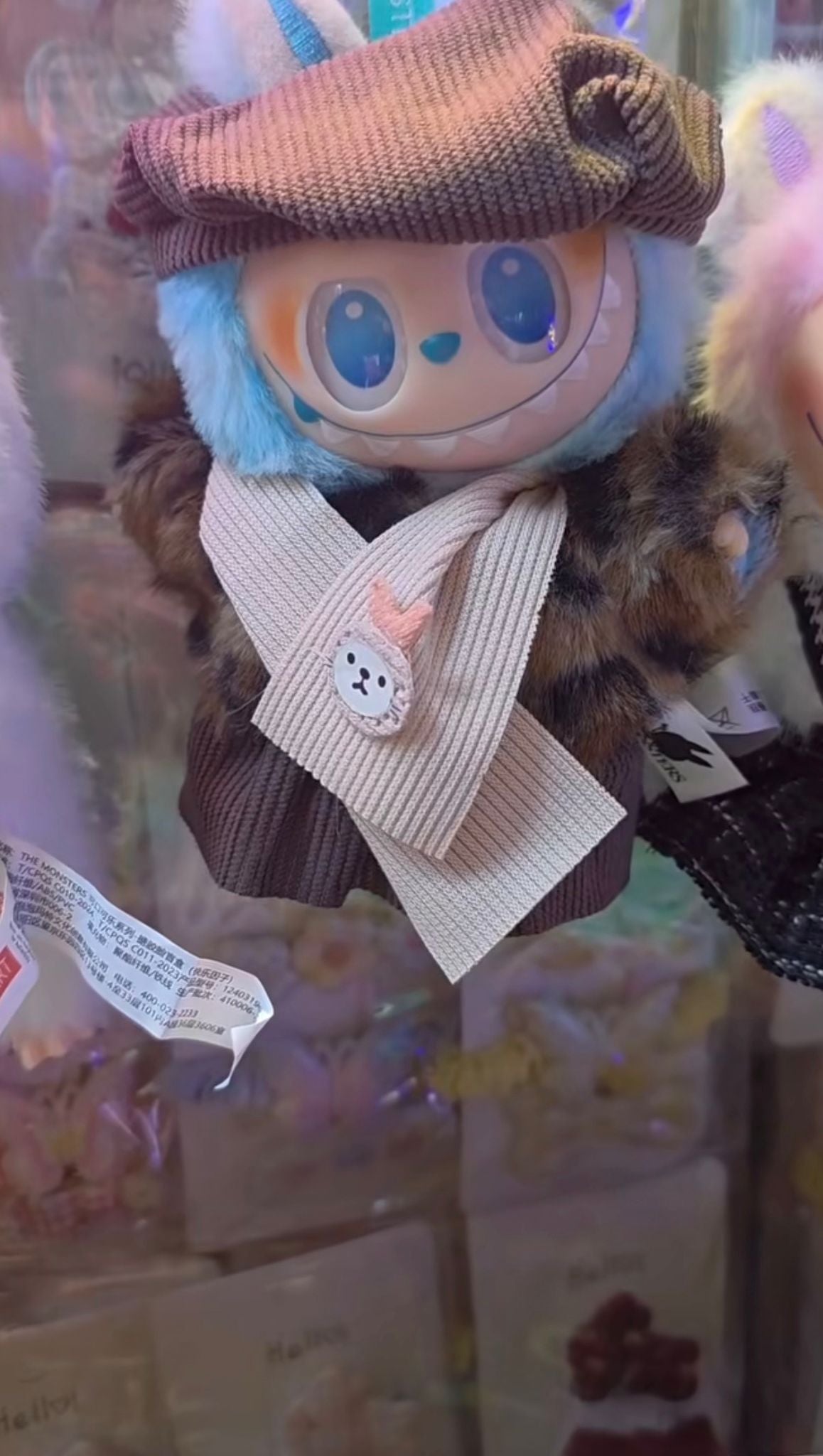 Labubu The Monsters Kahverengi Kışlık Koleksiyon Figürü – Şapkalı & Atkılı Seri