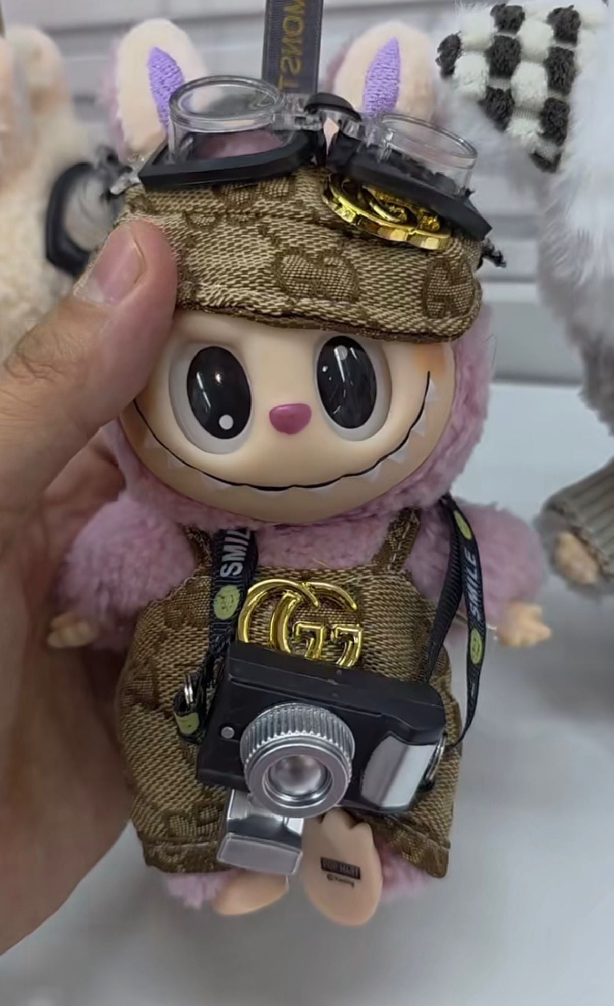 Labubu The Monsters Lüks Fotoğrafçı Figür – GG Gold Edition