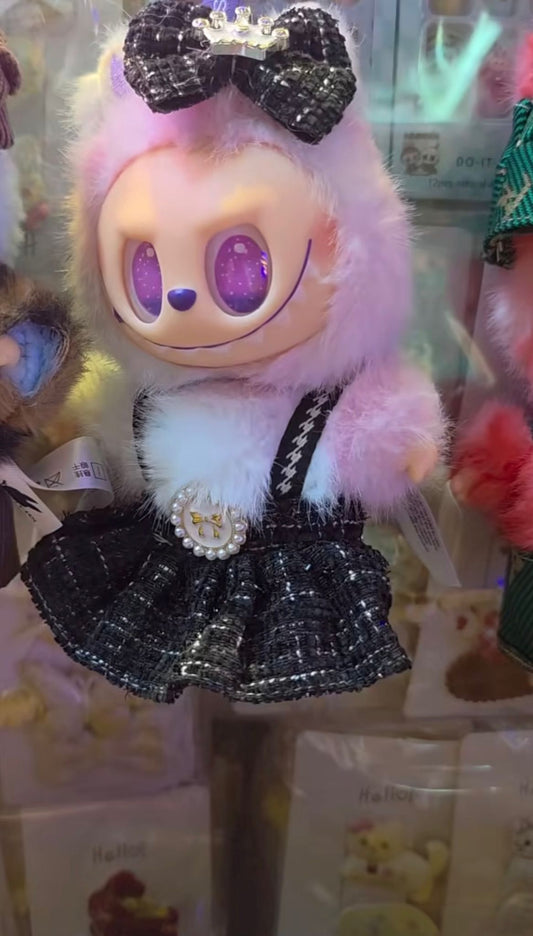 Labubu The Monsters Siyah Elbiseli Koleksiyon Figürü – Parıltılı Seri